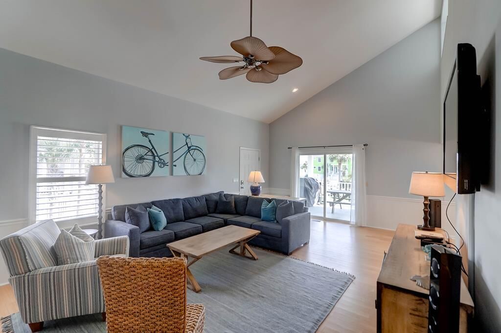 Rumah, Beberapa Tempat Tidur (903 Ocean Boulevard) | Ruang keluarga