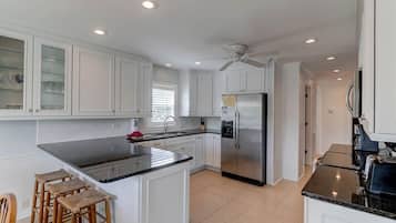 House, Multiple Beds (903 Ocean Boulevard) | Private kitchen
