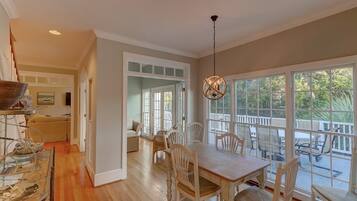 Refrigerador, microondas, lavavajillas, cafetera/tetera