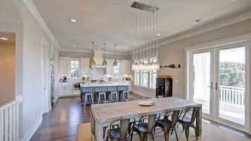 House, Multiple Beds (2301 Palm Boulevard) | Private kitchen