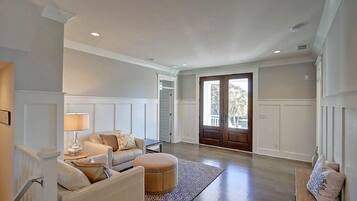 House, Multiple Beds (2301 Palm Boulevard) | Living area