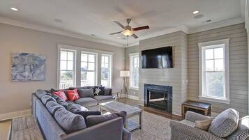 House, Multiple Beds (2301 Palm Boulevard) | Living room