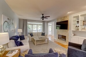 Ferienhaus, Mehrere Betten (26 Hidden Green) | Wohnzimmer | Fernseher