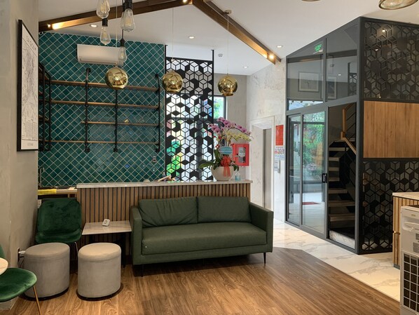 Coin salon dans le hall