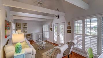 House, Multiple Beds (705 Carolina Boulevard) | Living room