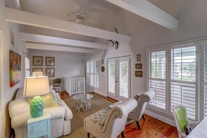 Casa, várias camas (705 Carolina Boulevard) | Sala de estar