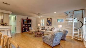 House, Multiple Beds (705 Carolina Boulevard) | Living room