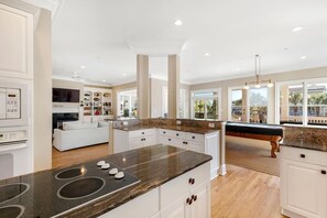 House, Multiple Beds (918 Carolina Boulevard) | Private kitchen | Toaster