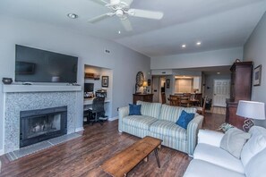 Condo, Multiple Beds (406 Yacht Harbor Court) | Living room