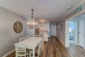 Apartment, Mehrere Betten (101A Oceanside) | Speisen