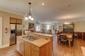 Casa, varias camas (2 55th Ave) | Cocina privada | Tostadora 
