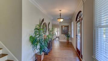 House, Multiple Beds (2 55th Ave) | Interior