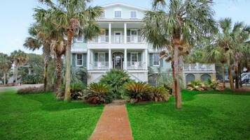 House, Multiple Beds (2 55th Ave) | Exterior