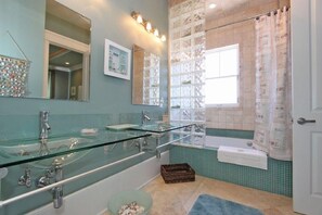 House, Multiple Beds (2 9th Ave) | Bathroom - 2 9th Ave (Isle of Palms)