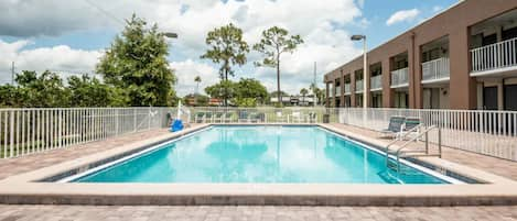 Una piscina al aire libre