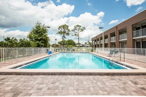Outdoor pool - RW Hotel (Kissimmee)