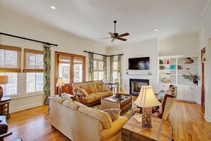 独立别墅, 多张床 (2603 Palm Boulevard) | 客厅 | 电视