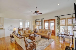 House, Multiple Beds (2603 Palm Boulevard) | Living room