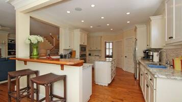 House, Multiple Beds (3008 Hartnett Boulevard) | Private kitchen