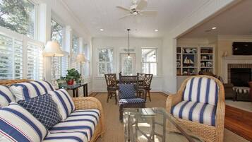 House, Multiple Beds (3008 Hartnett Boulevard) | Living room
