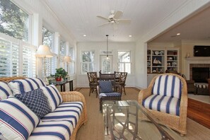 House, Multiple Beds (3008 Hartnett Boulevard) | Living room