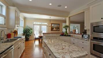 House, Multiple Beds (3008 Hartnett Boulevard) | Private kitchen