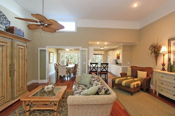 House, Multiple Beds (39 Linkside Villa) | Living room