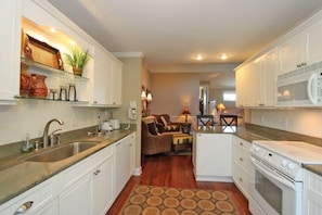 House, Multiple Beds (39 Linkside Villa) | Private kitchen