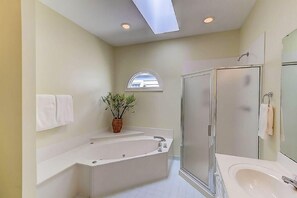 House, Multiple Beds (32 Ocean Point) | Bathroom | Shampoo