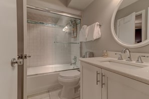 คอนโด, หลายเตียง (H303 Tidewater) | ห้องน้ำ | ยาสระผม