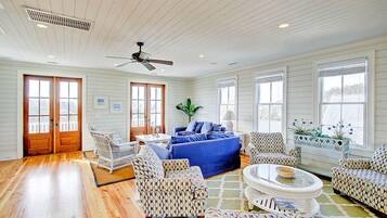 House, Multiple Beds (711 Carolina Boulevard) | Living room | TV