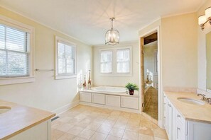 House, Multiple Beds (711 Carolina Boulevard) | Bathroom