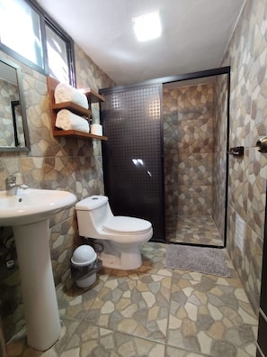 Executive Room | Bathroom | Shower, rainfall showerhead, towels, soap - Suites del Sureste (Mérida)