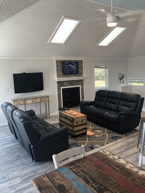 Una Smart TV, una chimenea, libros