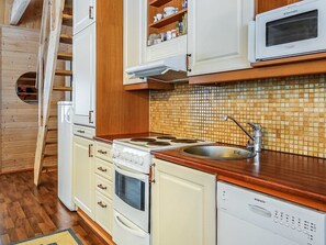 Fridge, microwave, dishwasher, cookware/dishes/utensils