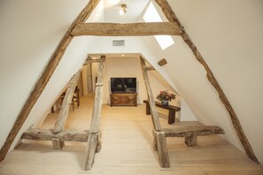 Premium Cottage, Ensuite, Pool View (Le four à pain) | Lounge - Gîtes Chez Antonin (Tour-de-Faure)