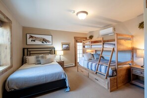 2 habitaciones, caja de seguridad en la habitación y escritorio