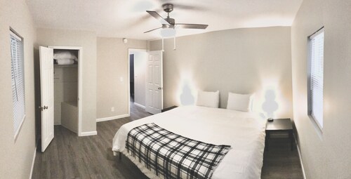 Brown Bungalow with King bed by the lake