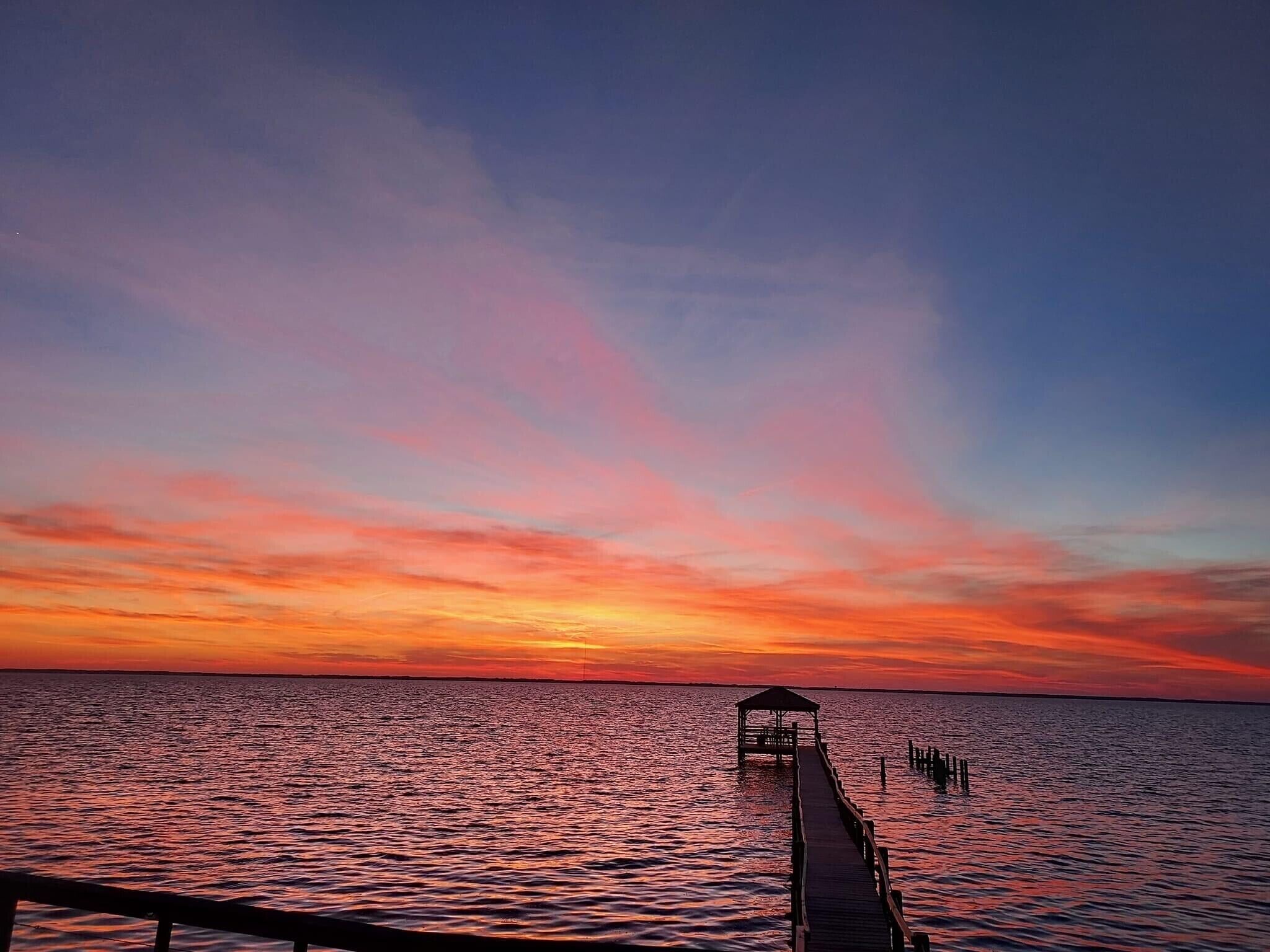 Una spiaggia nelle vicinanze, lettini da mare, teli da spiaggia