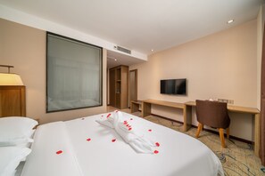 Ropa de cama de alta calidad, colchones con efecto memoria y minibar 