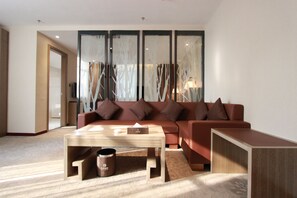 Deluxe-sviitti | Ylelliset vuodevaatteet, memory foam -patjalliset sängyt, minibaari