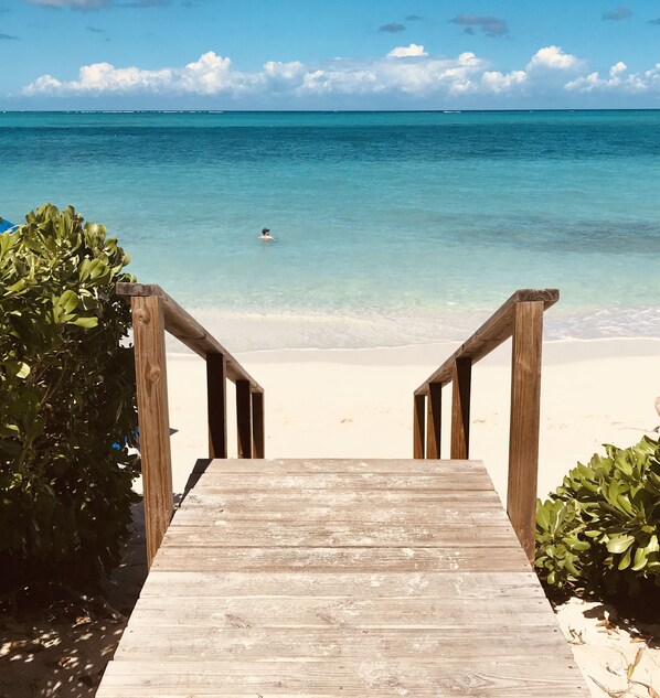 Beach nearby, sun loungers, beach towels - Presidential Suite 3b/2.5b,sleep 7,pool,WiFi,AC,Grace Bay Beach (Providenciales)