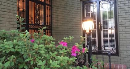 Large Charming Midtown 4000 f²,5 BR,8 beds,3.5 bath sleeps 14