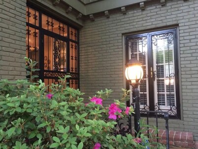 Large Charming Midtown 4000 f²,5 BR,8 beds,3.5 bath sleeps 14