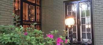 Large Charming Midtown 4000 f²,5 BR,8 beds,3.5 bath sleeps 14
