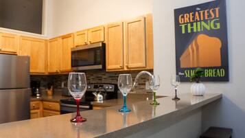 Frigorífico, microondas, horno y placa de cocina