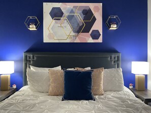 2 soverom, skrivebord, strykejern/-brett og reiseseng for barn