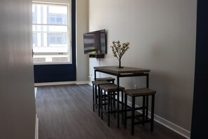 Dining - The Lodge, Pets Ok, Wifi, Near Hospital, Monument Circle, King Beds,2BR/2BA (Indianapolis)