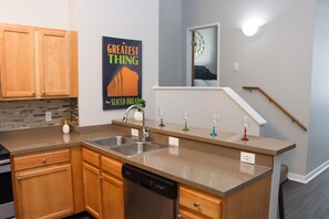 Fridge, microwave, oven, stovetop - The Lodge, Pets Ok, Wifi, Near Hospital, Monument Circle, King Beds,2BR/2BA (Indianapolis)