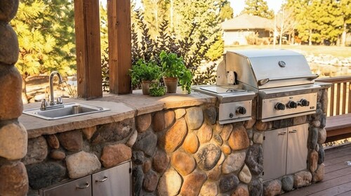 Cozy and lakefront cabin on Rainbow lake, large fenced deck and 2 grills!!!